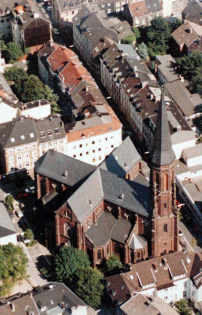 Kirche-Luftaufnahme.png